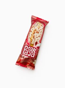 Vaniljesmak-is med bringebærfyll og yoghurt-smakstrekk med bringebærbiter PASAKA GELATO  82g,(542)